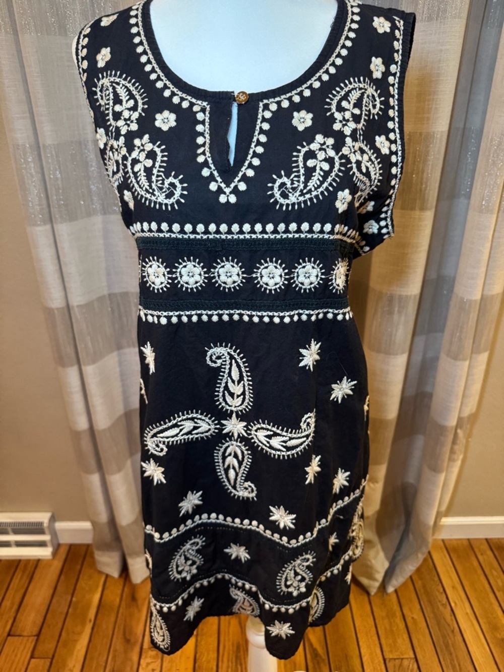 Sleeveless Black Mini Dress with White Embroidered Paisley Detail - Picture 4 of 8